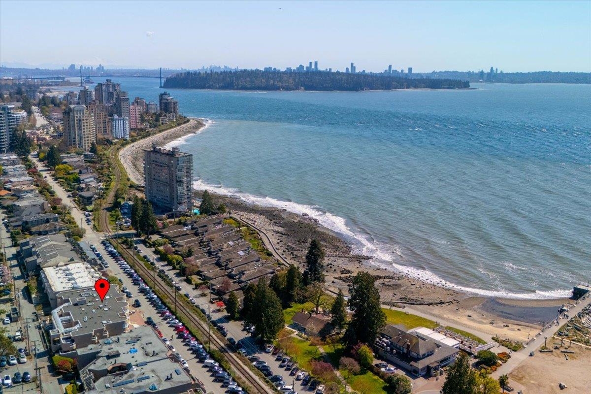 Backyard Photo of 302 2455 Bellevue Avenue, West Vancouver, BC