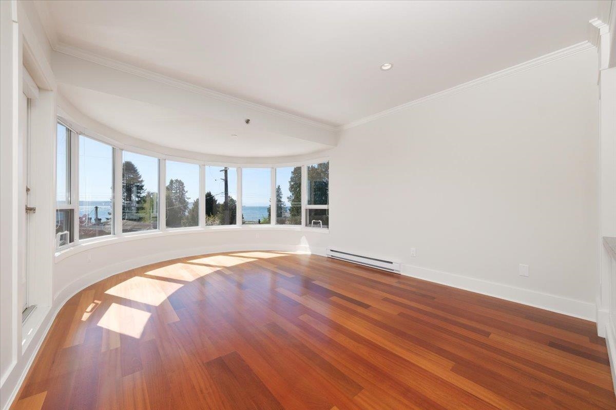 Breakfast Nook Photo of 302 2455 Bellevue Avenue, West Vancouver, BC