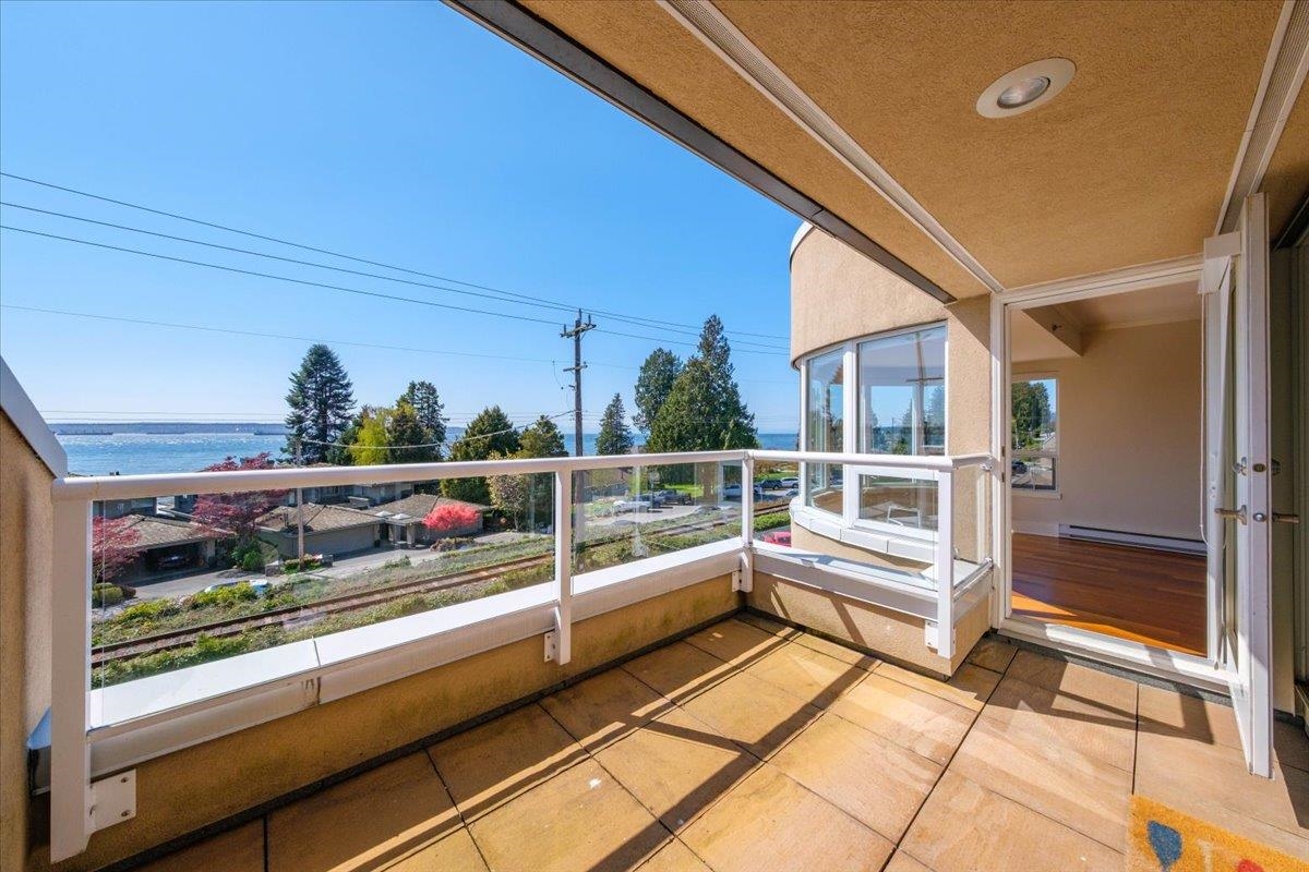 Entry Foyer Photo of 302 2455 Bellevue Avenue, West Vancouver, BC