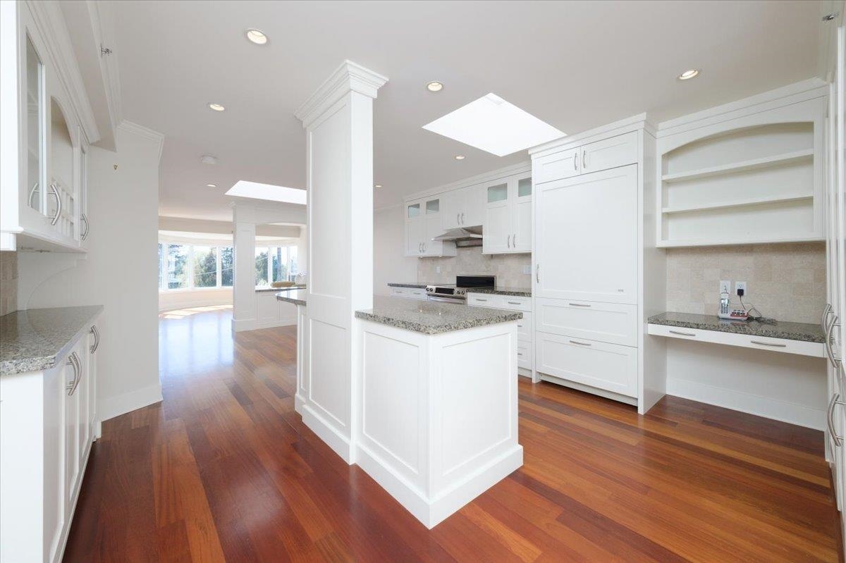 Family Room Photo of 302 2455 Bellevue Avenue, West Vancouver, BC