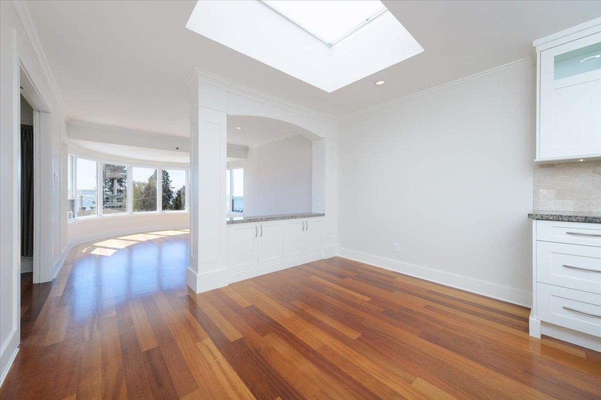 Kitchen Photo of 302 2455 Bellevue Avenue, West Vancouver, BC