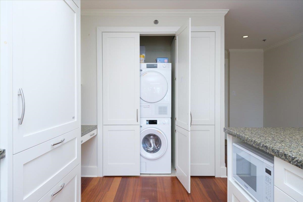 Laundry Room Photo of 302 2455 Bellevue Avenue, West Vancouver, BC