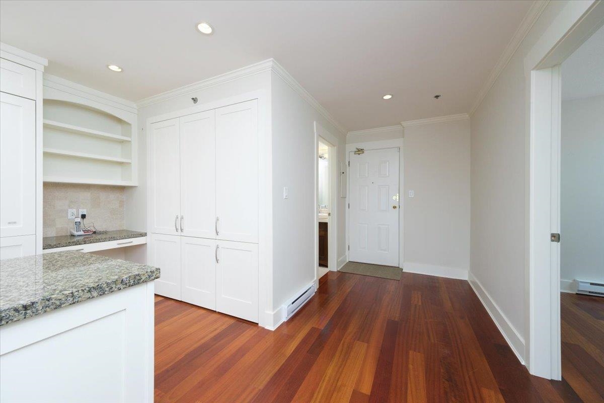 Living Room Photo of 302 2455 Bellevue Avenue, West Vancouver, BC