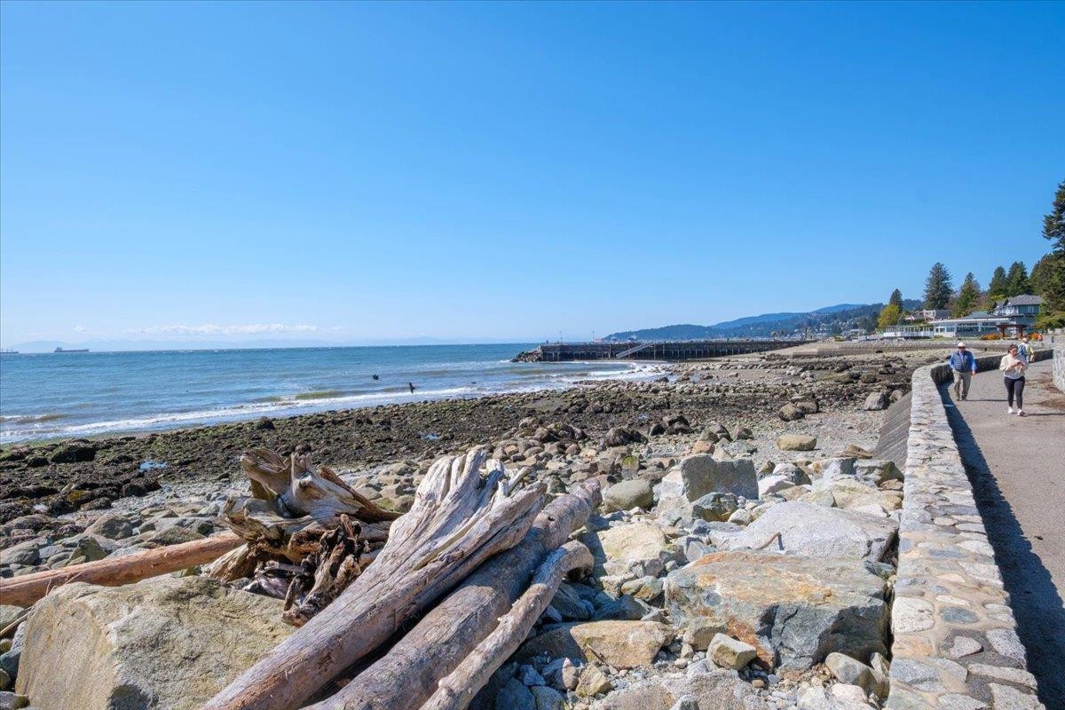 Outdoor Deck Photo of 302 2455 Bellevue Avenue, West Vancouver, BC