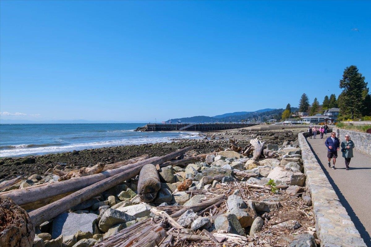 Outdoor Patio Photo of 302 2455 Bellevue Avenue, West Vancouver, BC