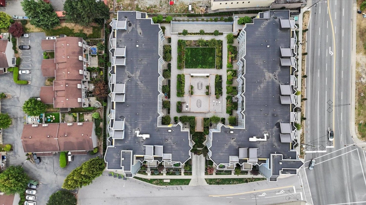 Front Yard Photo of 509 32838 Landeau Place, Abbotsford, BC