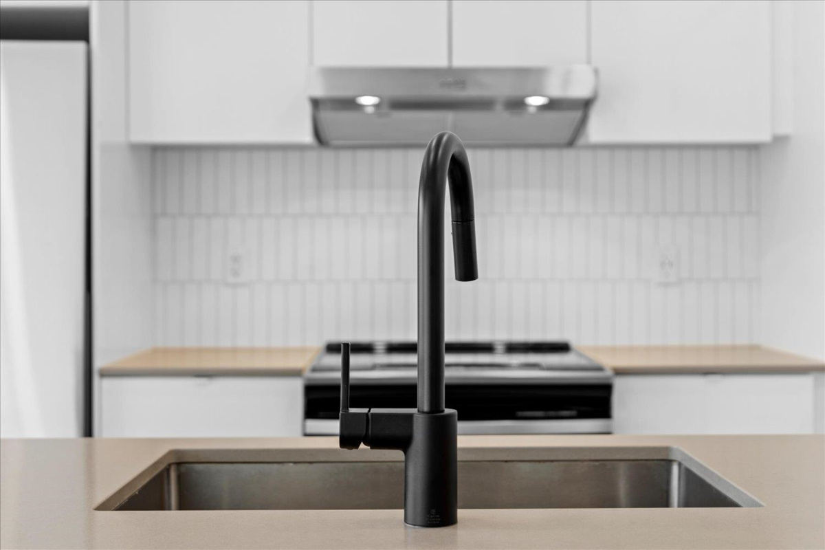 Walk-In Closet Photo of 509 32838 Landeau Place, Abbotsford, BC