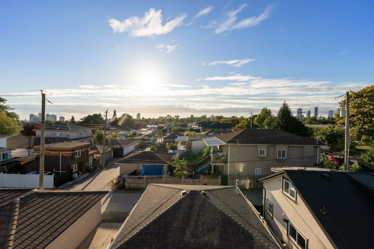 Backyard Photo of 2 6933 Prince Edward Street, Vancouver, BC