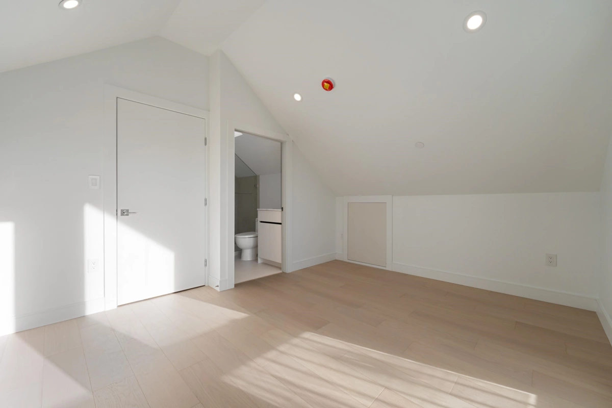 Basement Recreation Room Photo of 2 6933 Prince Edward Street, Vancouver, BC