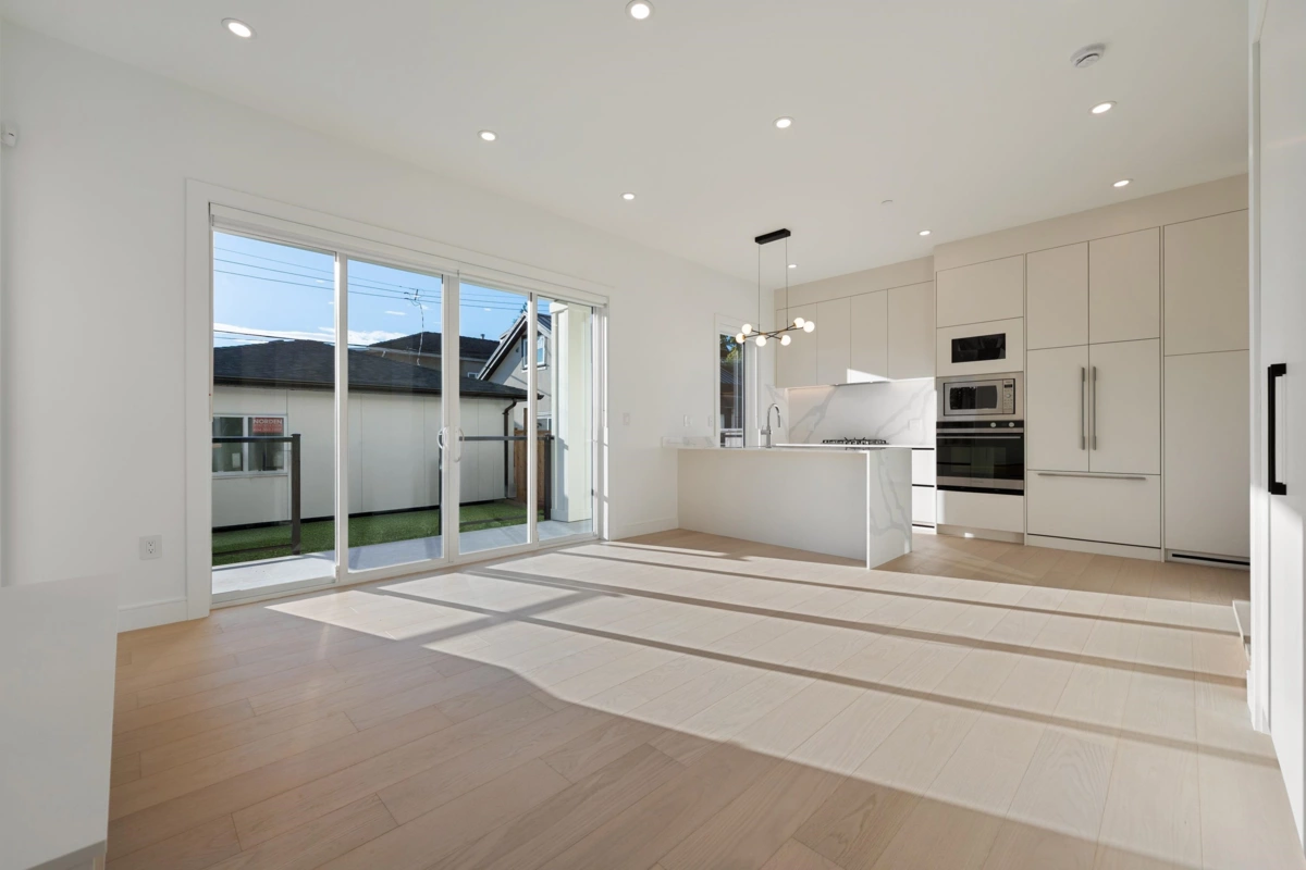 Dining Area Photo of 2 6933 Prince Edward Street, Vancouver, BC