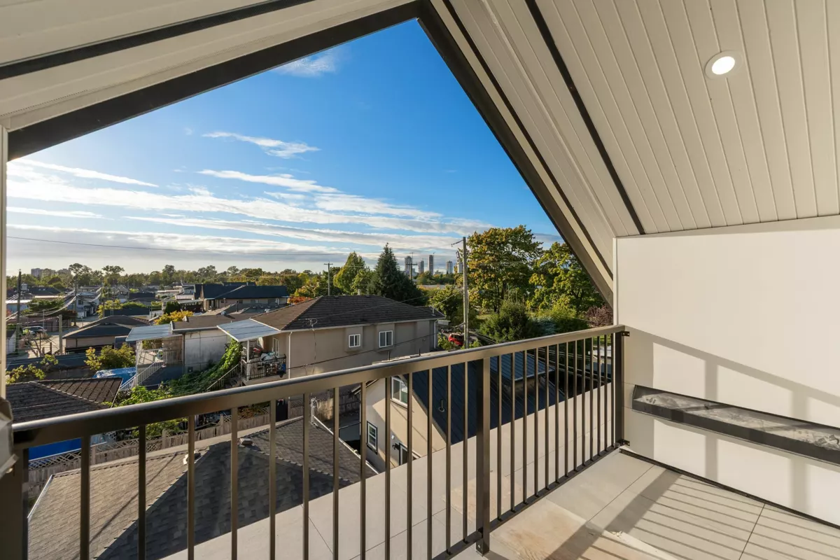 Entry Foyer Photo of 2 6933 Prince Edward Street, Vancouver, BC