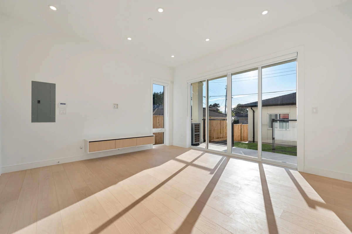 Exterior Front Photo of 2 6933 Prince Edward Street, Vancouver, BC