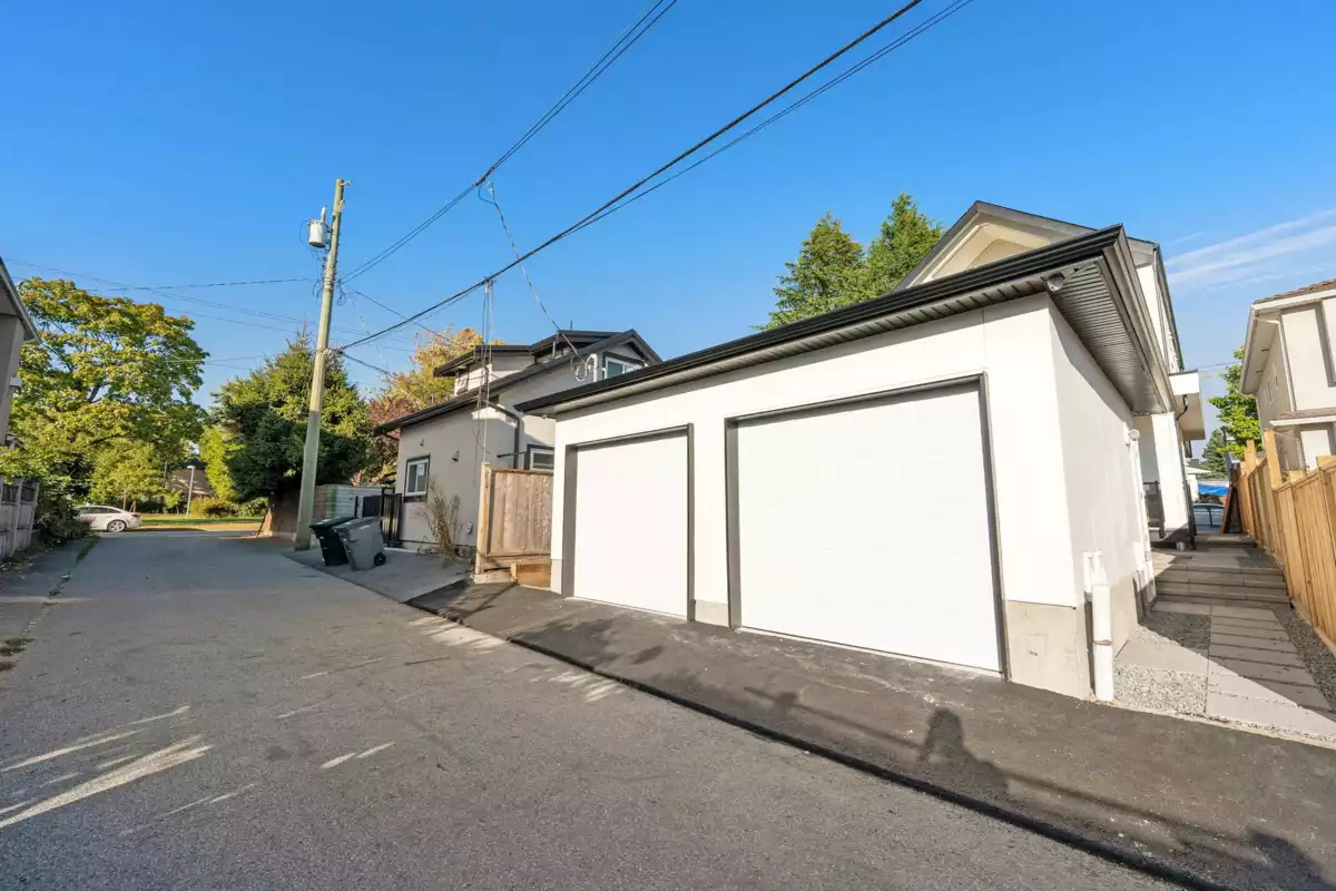 Garden / Landscaping Photo of 2 6933 Prince Edward Street, Vancouver, BC