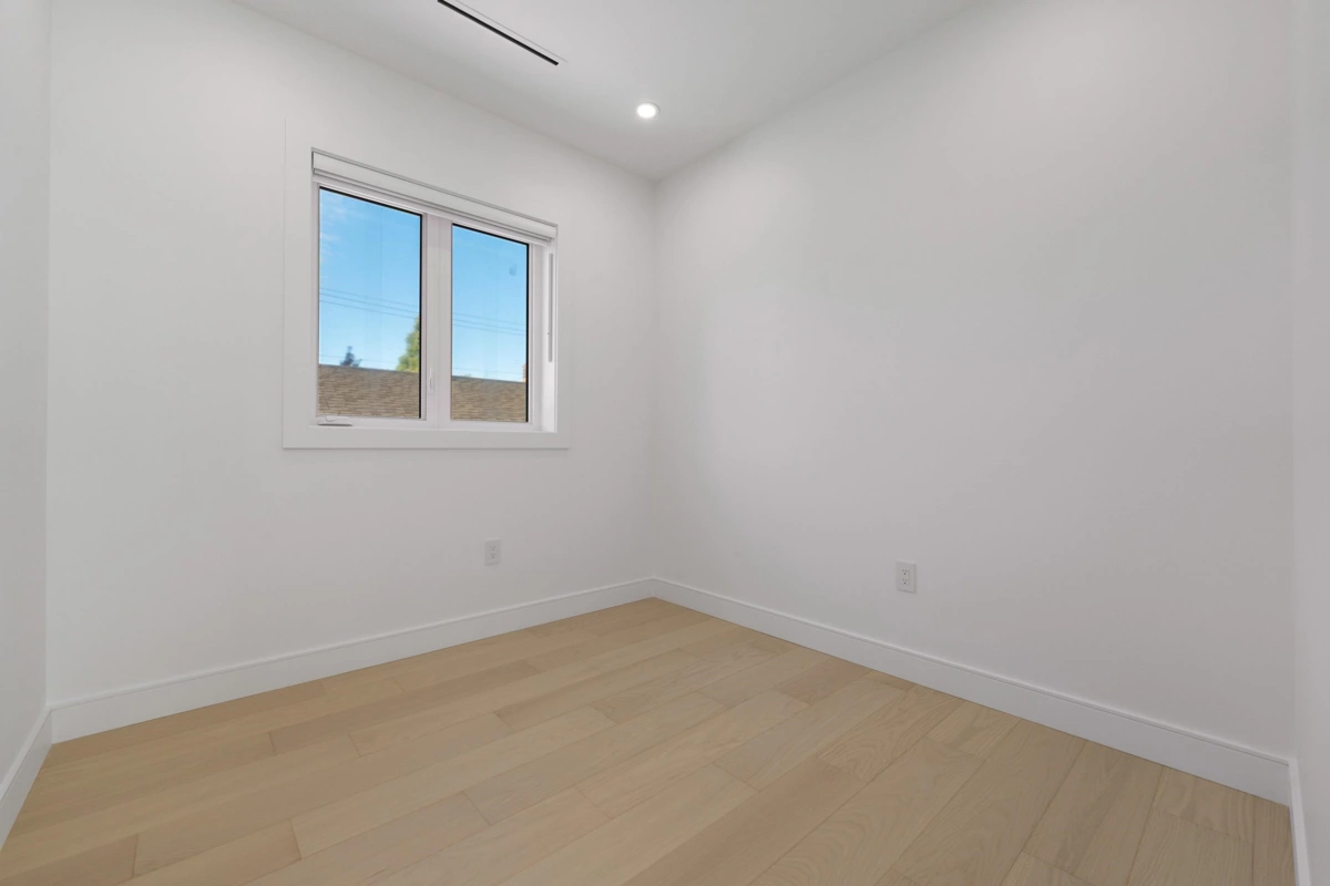 Guest Bathroom Photo of 2 6933 Prince Edward Street, Vancouver, BC