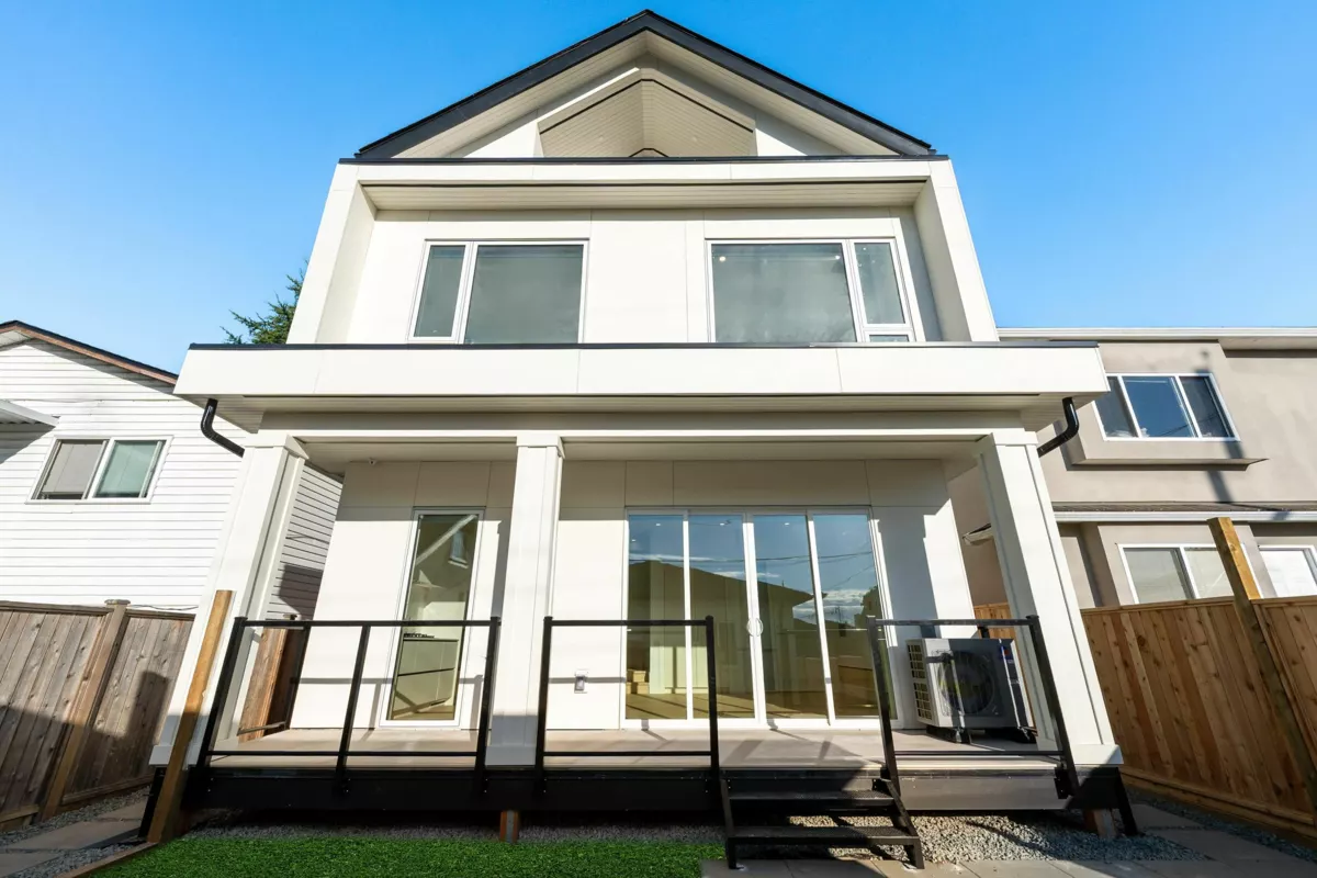 Hot Tub / Spa Photo of 2 6933 Prince Edward Street, Vancouver, BC