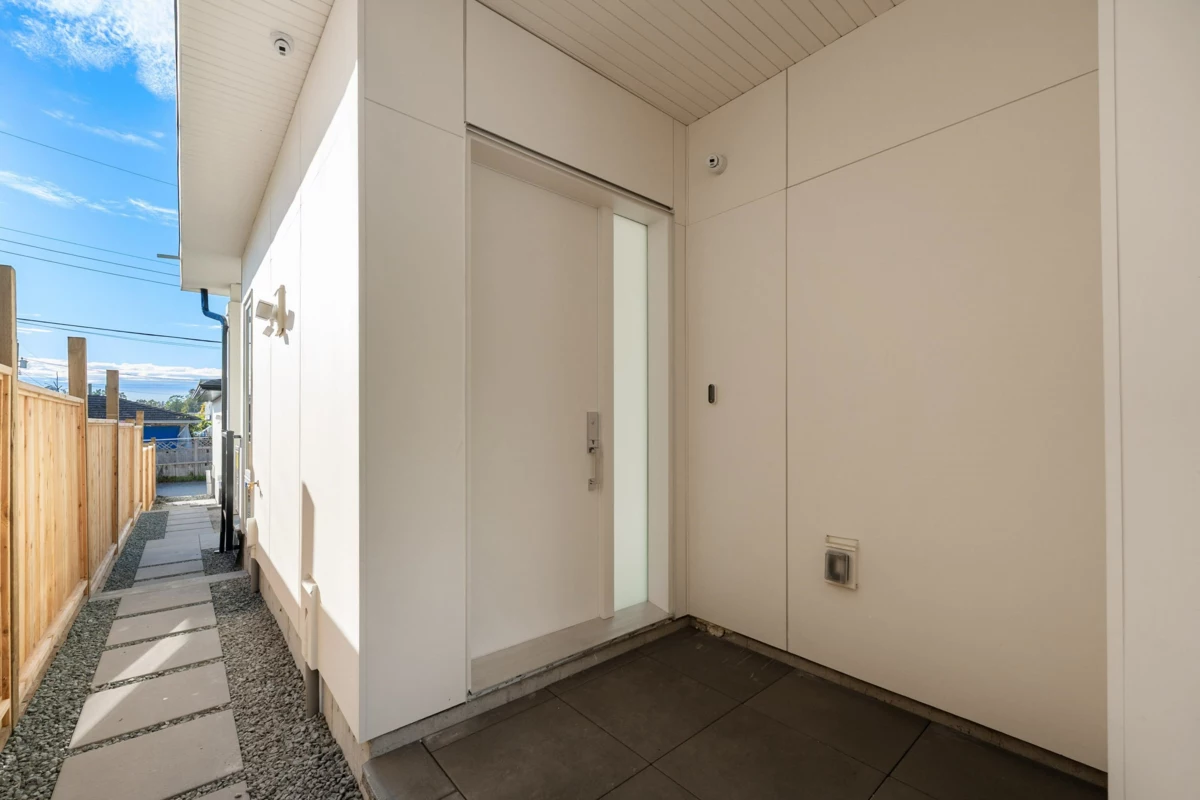Mudroom Photo of 2 6933 Prince Edward Street, Vancouver, BC