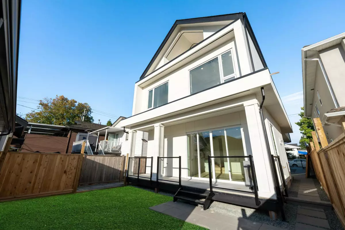 Swimming Pool Photo of 2 6933 Prince Edward Street, Vancouver, BC