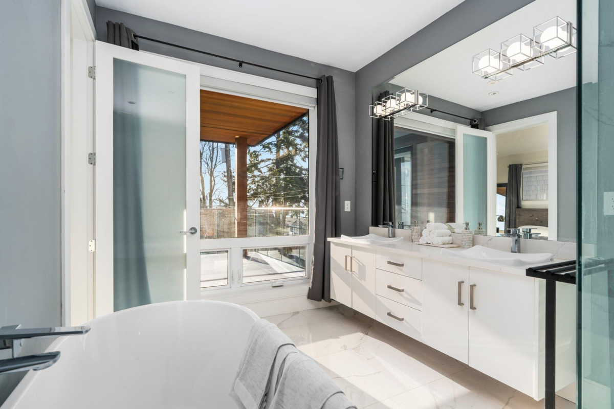 Guest Bathroom Photo of 14857 Buena Vista, White Rock, BC