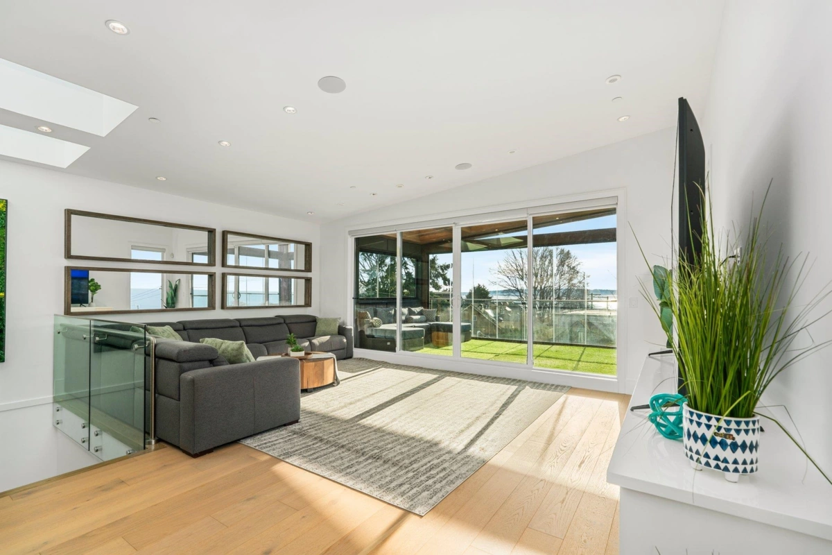 Living Room Photo of 14857 Buena Vista, White Rock, BC