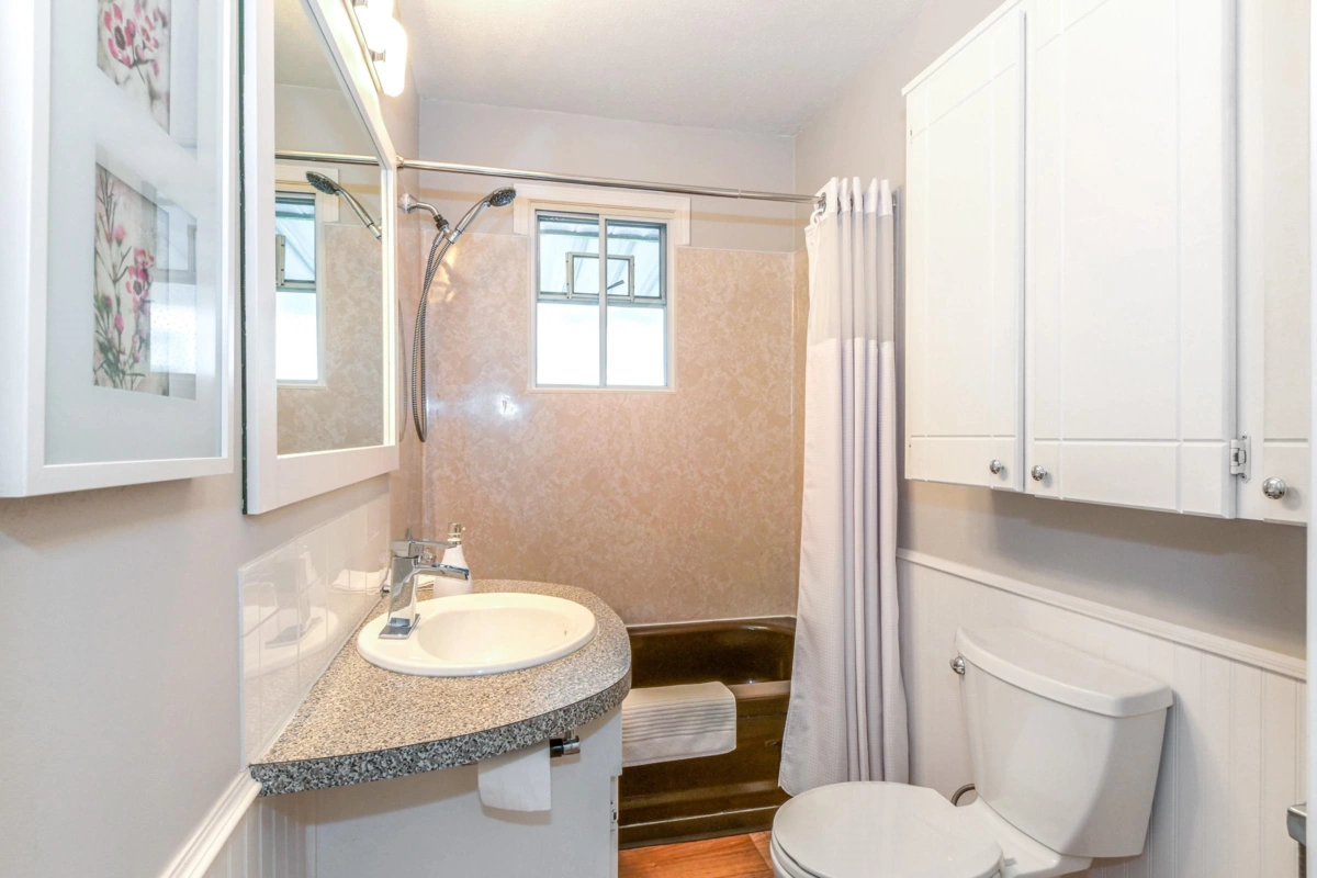 Powder Room Photo of 14022 92 Avenue, Surrey, BC