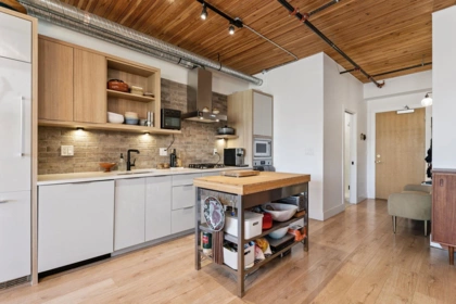 403 4223 Hastings Street, Burnaby, BC, Burnaby — Apartment/Condo for sale