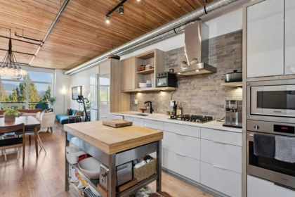 403 4223 Hastings Street, Burnaby, BC, Burnaby — Apartment/Condo for sale