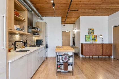 403 4223 Hastings Street, Burnaby, BC, Burnaby — Apartment/Condo for sale