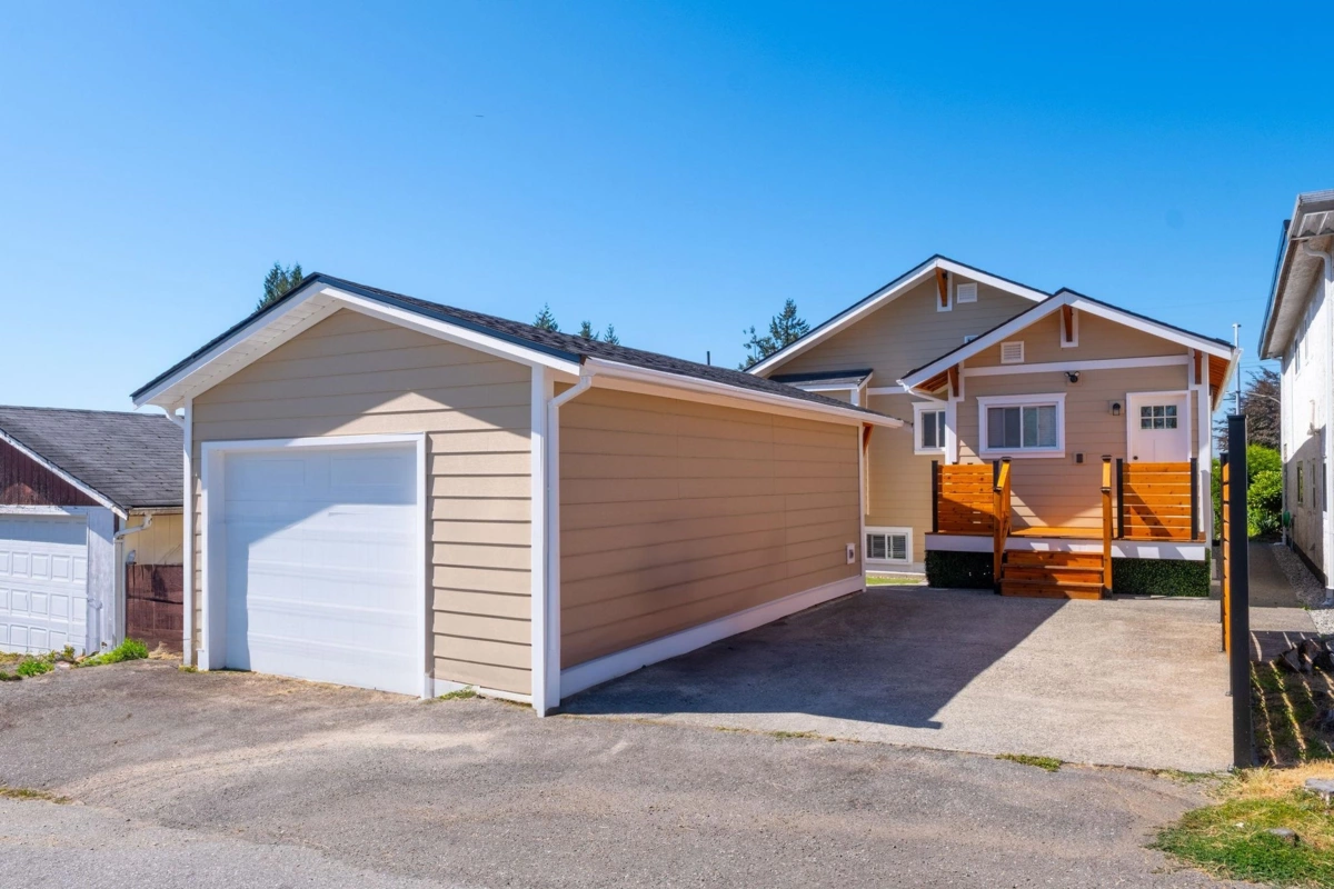 Hallway Photo of 7696 Davies Street, Burnaby, BC