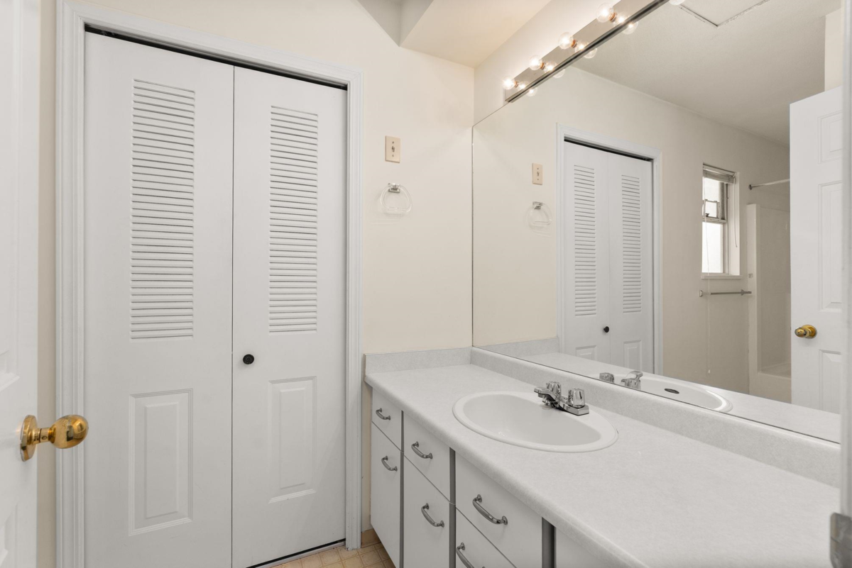 Entry Foyer Photo of 5 4890 48 Avenue, Ladner, BC