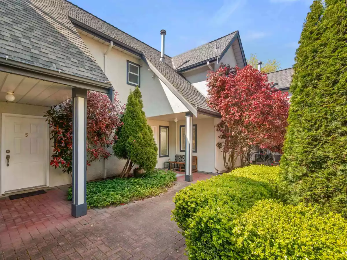 Living Room Photo of 5 4890 48 Avenue, Ladner, BC