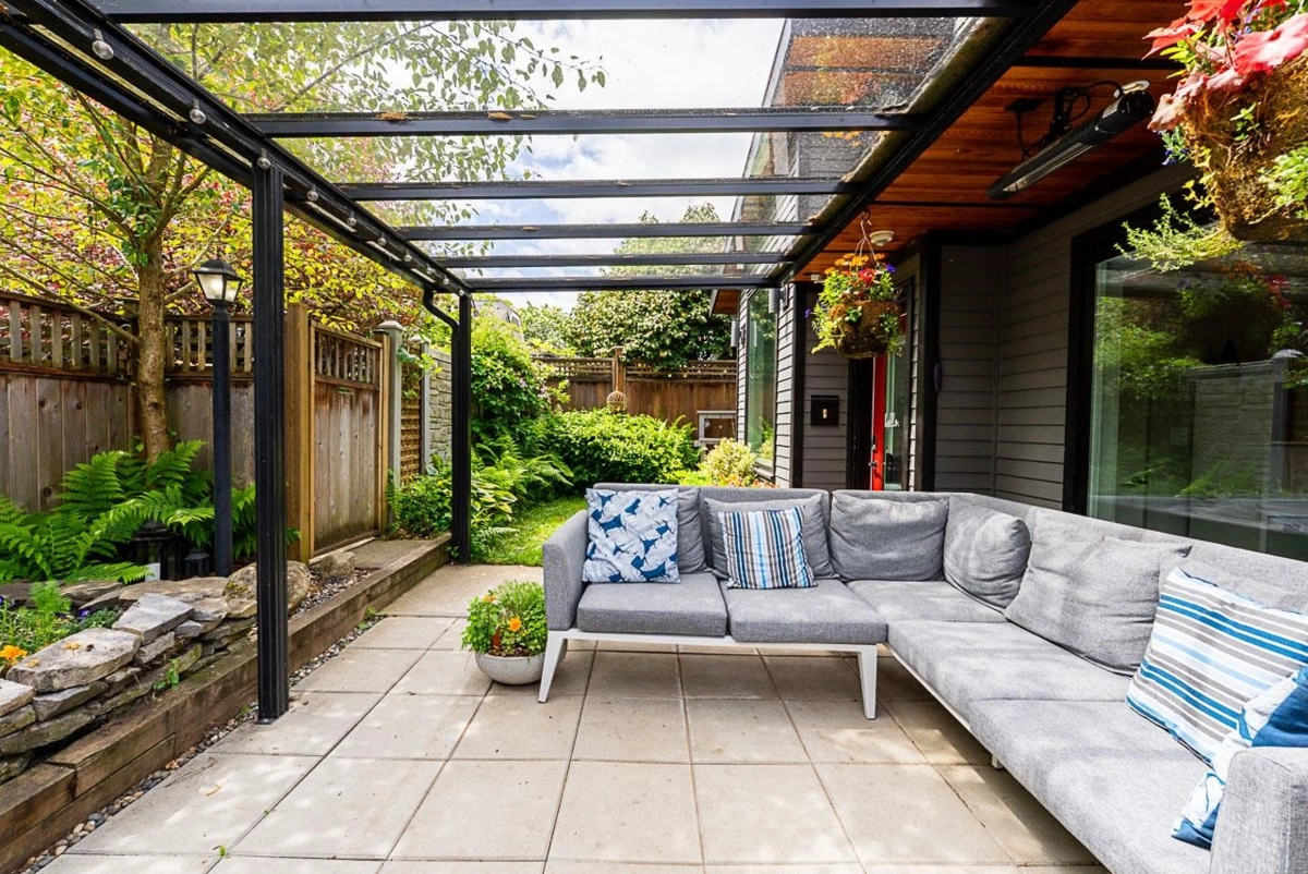 Entry Foyer Photo of 341 W 22nd Avenue, Vancouver, BC