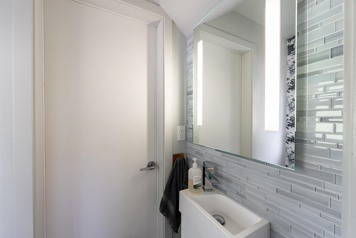 Front Yard Photo of 341 W 22nd Avenue, Vancouver, BC