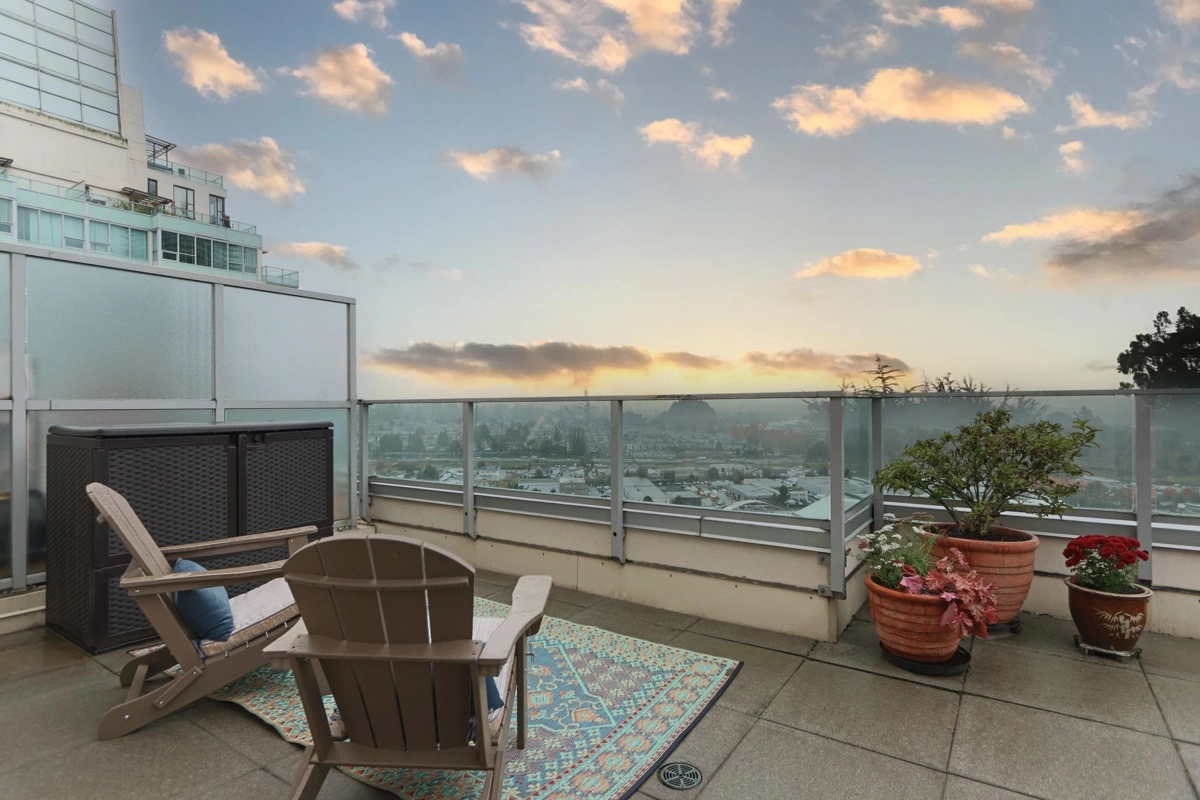 Front Yard Photo of 2202 2200 Douglas Road, Burnaby, BC