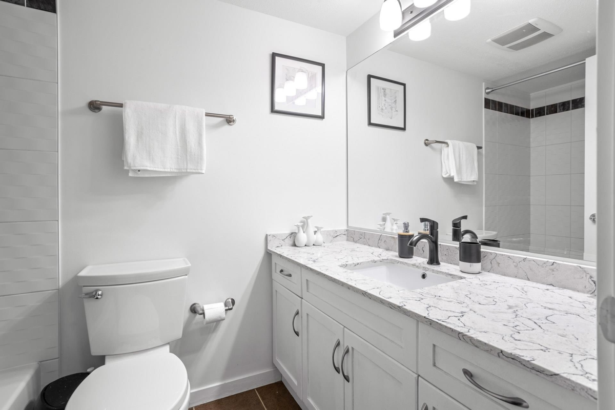 Hallway Photo of 107 2038 Sandalwood Crescent, Abbotsford, BC