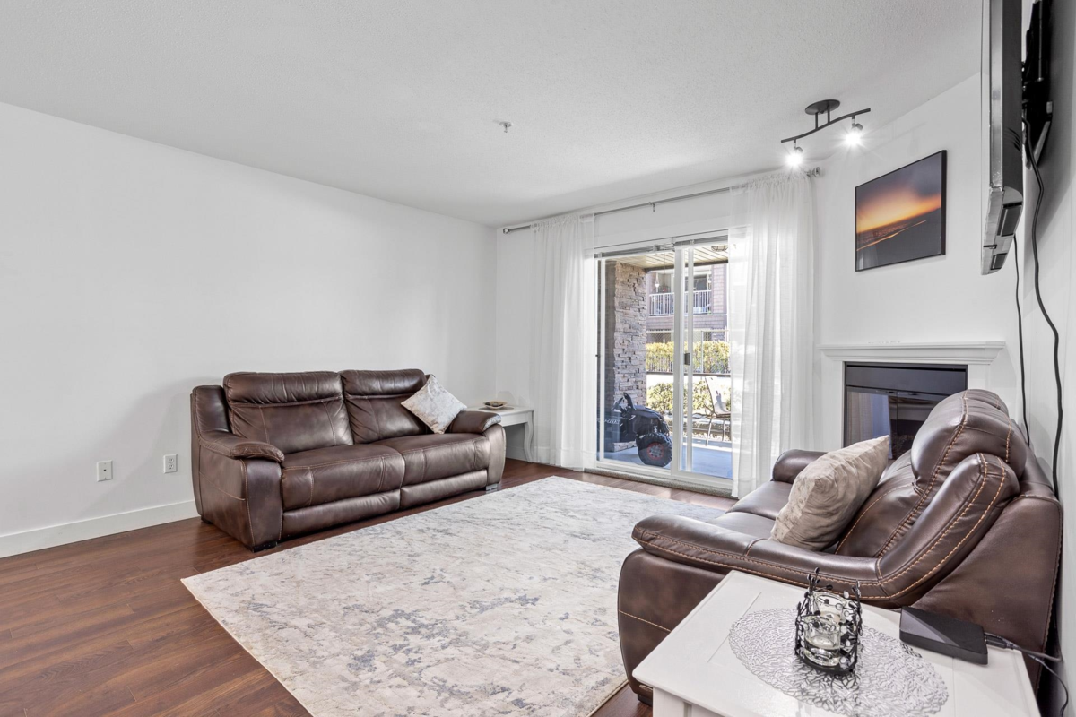 Kitchen Island Photo of 107 2038 Sandalwood Crescent, Abbotsford, BC