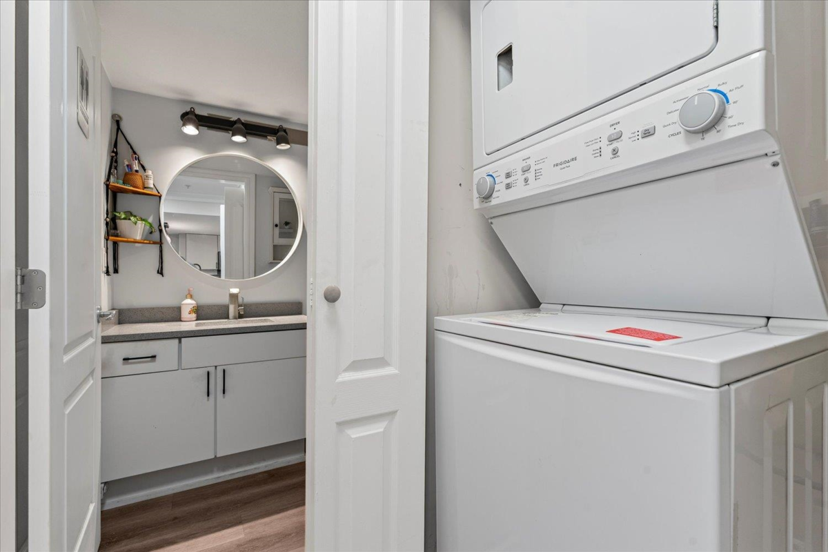 Entry Foyer Photo of 301 20237 54 Avenue, Langley, BC