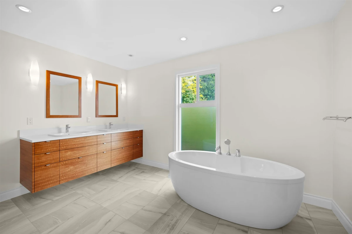 Primary Bathroom Photo of 163 Woodland Drive, Tsawwassen, BC