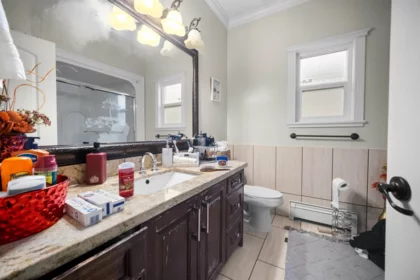 Guest Bathroom Photo of 312 Jardine Street, New Westminster, BC
