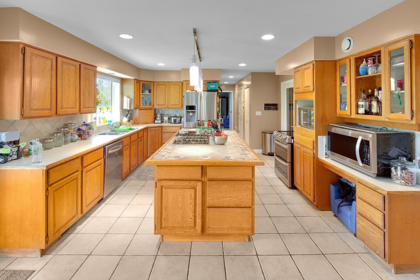 Kitchen Photo of 18851 74 Avenue, Surrey, BC