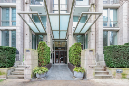 Garden / Landscaping Photo of 1051 Richards Street, Vancouver, BC