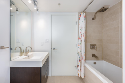 Hallway Photo of 1051 Richards Street, Vancouver, BC