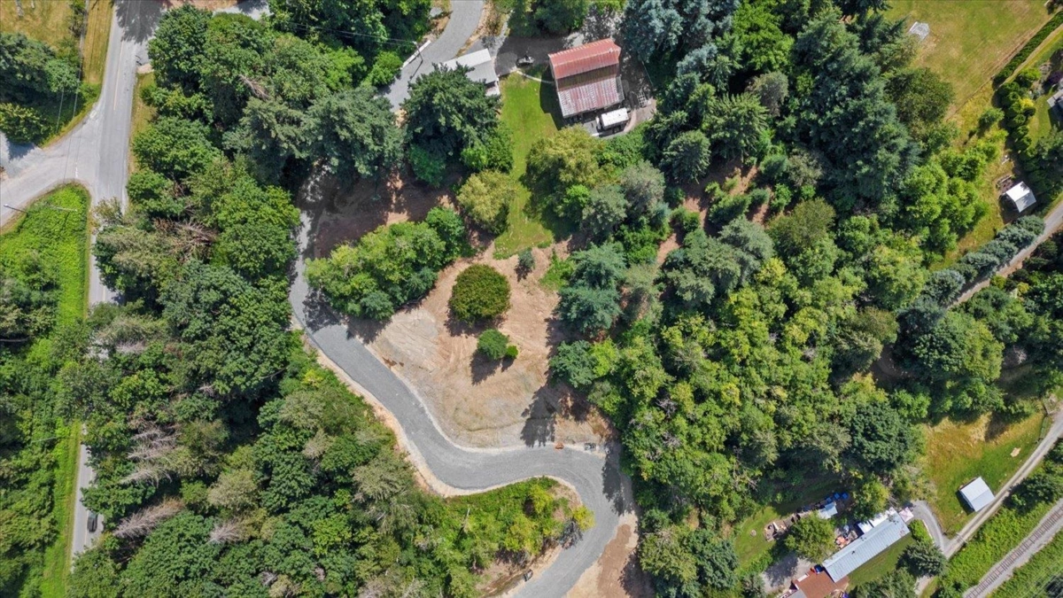 Kitchen Island Photo of 42195 Majuba Hill Road, Chilliwack, BC