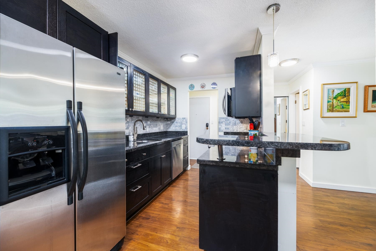 Walk-In Closet Photo of 209 141 W 13th Street, North Vancouver, BC