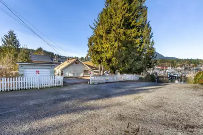 Breakfast Nook Photo of 636 Bay Road, Gibsons, BC