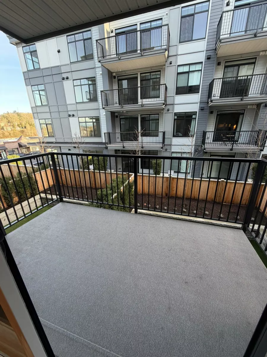 Primary Bathroom Photo of 309 33816 South Fraser Way, Abbotsford, BC