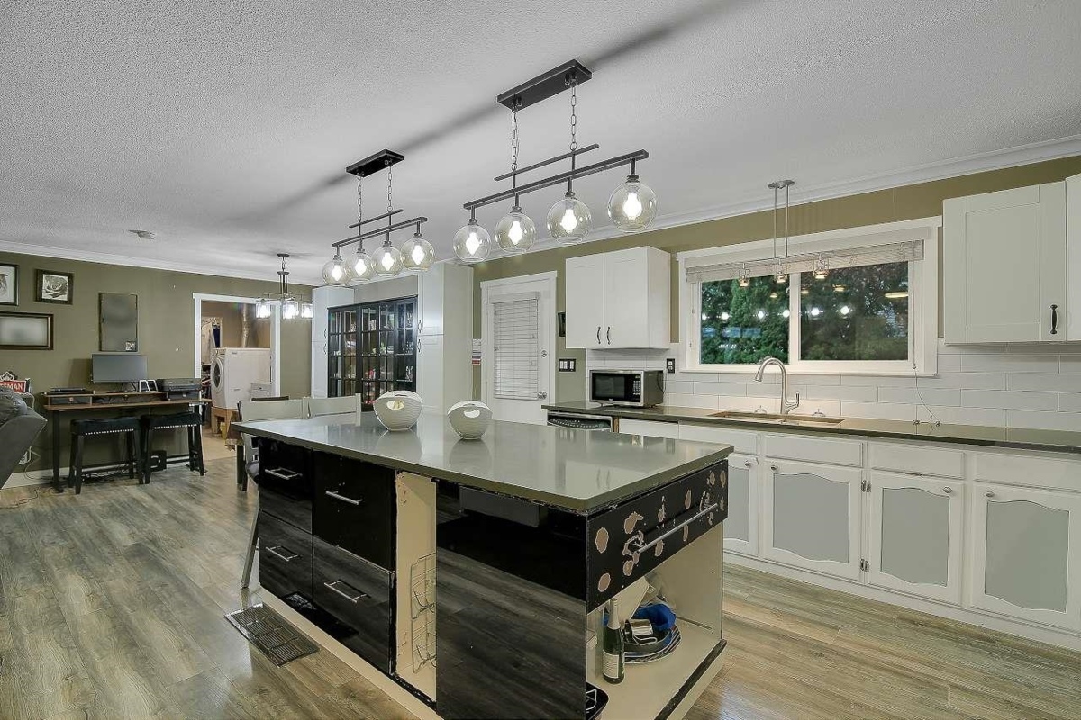 Kitchen Island Photo of 24835 Smith Avenue, Maple Ridge, BC