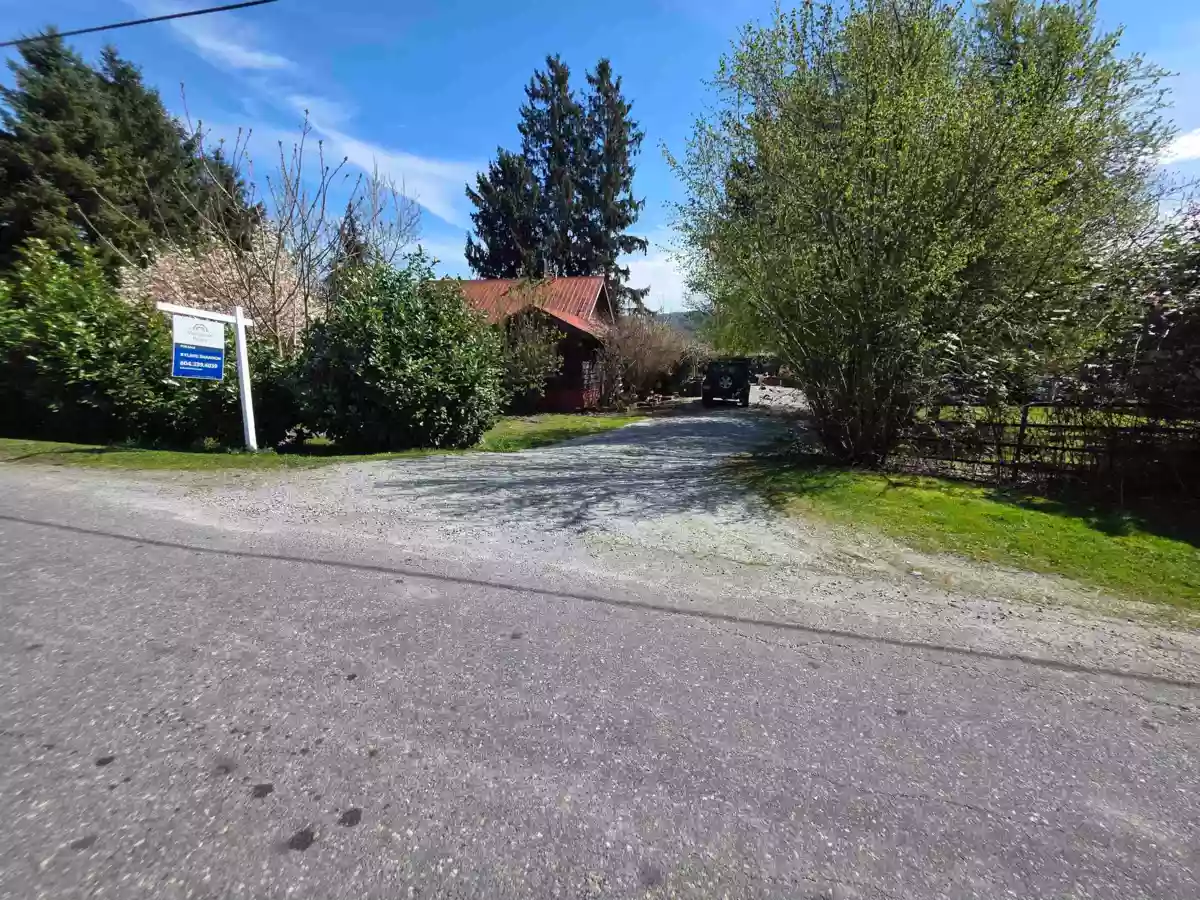 Mudroom Photo of 41582 Nicomen Island Trunk Road, Mission, BC