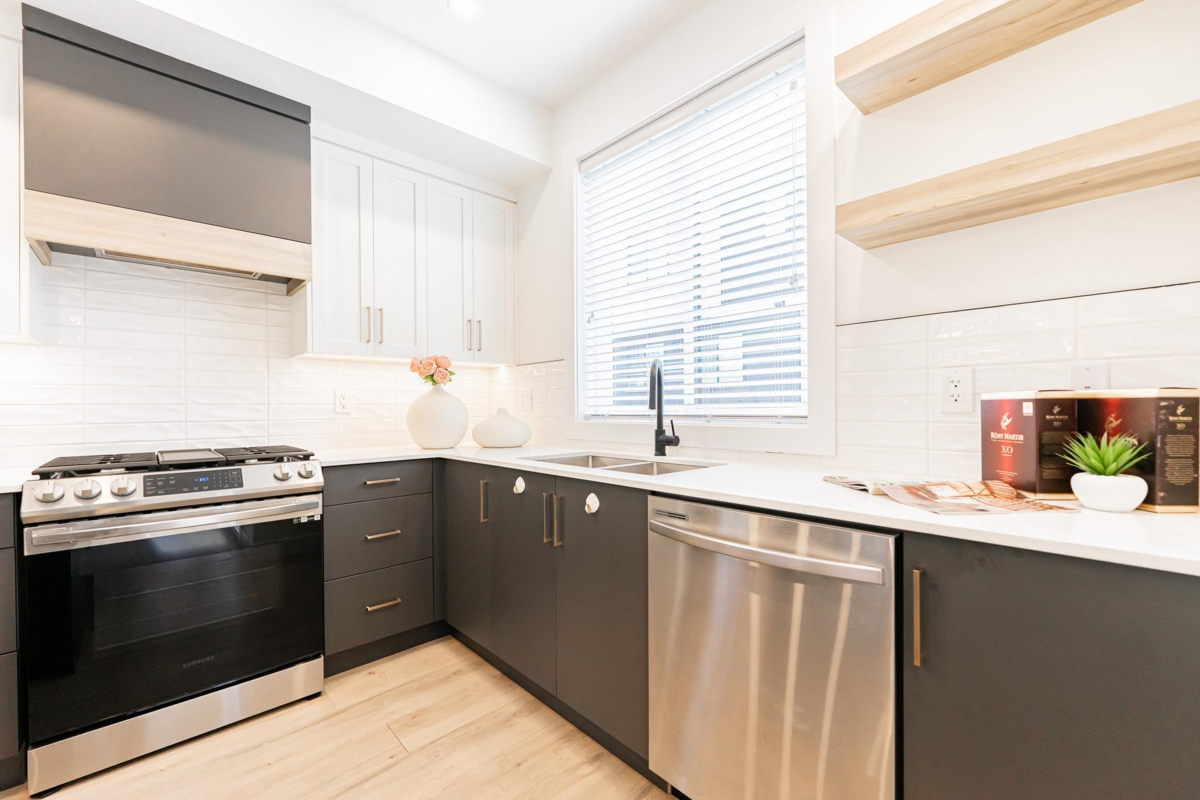 Kitchen Island Photo of 7 16358 23a Avenue, Surrey, BC