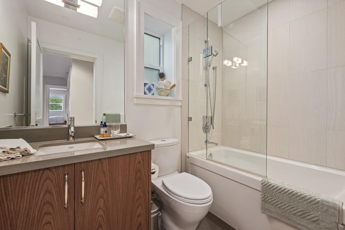 Entry Foyer Photo of 1 123 W 14 Avenue, Vancouver, BC