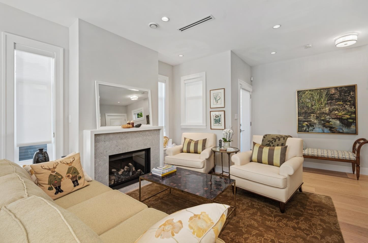 Living Room Photo of 1 123 W 14 Avenue, Vancouver, BC